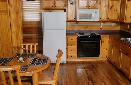 Canton Cabin | Cozy Log Cabin Getaway Waynesville, Smokey Mountains, Blue ridge Parkway