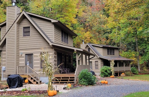 Canton Cabin | Cozy Log Cabin Getaway Waynesville, Smokey Mountains, Blue ridge Parkway