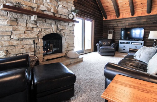 Fort Atkinson Cabin | Cozy Log Cabin On Secluded Acreage ~ Located Outside Of Fort Atkinson, Iowa