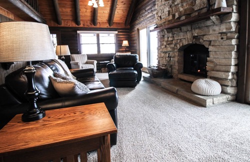 Fort Atkinson Cabin | Cozy Log Cabin On Secluded Acreage ~ Located Outside Of Fort Atkinson, Iowa