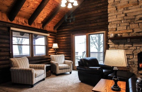 Fort Atkinson Cabin | Cozy Log Cabin On Secluded Acreage ~ Located Outside Of Fort Atkinson, Iowa