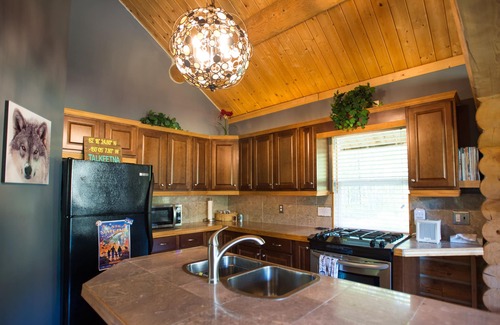Susitna North Cabin | Cozy Log Home -King bed, full kitchen, bathroom with clawfoot tub, outdoor area
