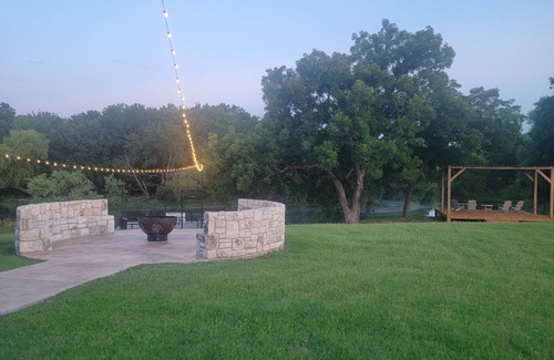 Dennis Cabin | Cozy Longhorn Suite on the River