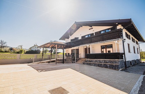 Cerklje ob Krki House | Cozy Luxe Holiday Home with Natural Thermal Bath - Seven Bedroom Holiday Home