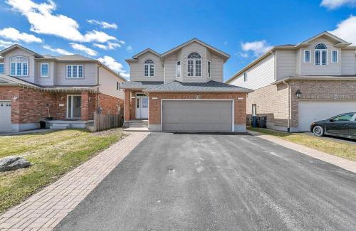 Guelph Apartment | Cozy Luxurious Detached 4 Bedroom House