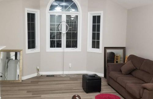Guelph Apartment | Cozy Luxurious Detached 4 Bedroom House