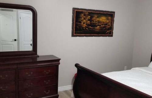 Guelph Apartment | Cozy Luxurious Detached 4 Bedroom House