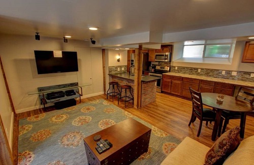 University North House | Cozy Luxury Remodel, Fantastic Backyard! Walk in 5 minutes to CSU/Old Town