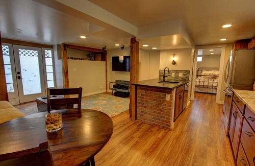University North House | Cozy Luxury Remodel, Fantastic Backyard! Walk in 5 minutes to CSU/Old Town