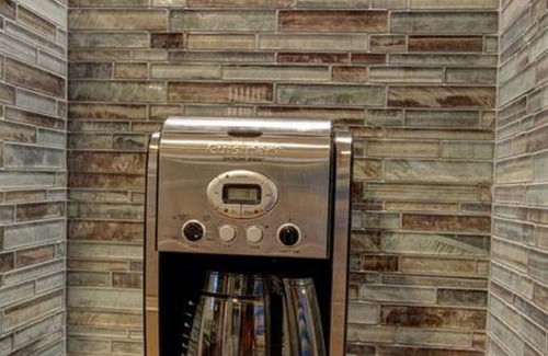 University North House | Cozy Luxury Remodel, Fantastic Backyard! Walk in 5 minutes to CSU/Old Town