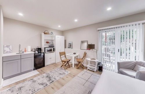 Marina District Apartment | Cozy Marina Studio w/Murphy Bed & Garden Oasis
