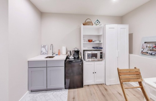 Marina District Apartment | Cozy Marina Studio w/Murphy Bed & Garden Oasis