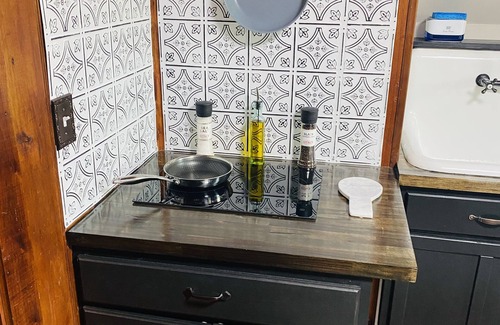 Hillsboro House | Cozy Meadowview Guest House -1 Bedroom Studio-5 minutes to Downtown Hillsboro