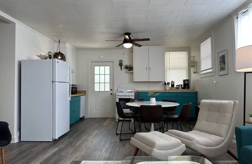 Yaupon Beach House | Cozy mid-century bungalow 1 min to kayak launch, 4 mins to beach! Sleeps 6!