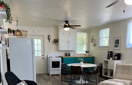 Yaupon Beach House | Cozy mid-century bungalow 1 min to kayak launch, 4 mins to beach! Sleeps 6!