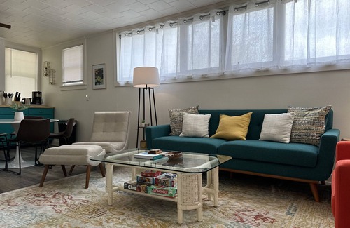 Yaupon Beach House | Cozy mid-century bungalow 1 min to kayak launch, 4 mins to beach! Sleeps 6!