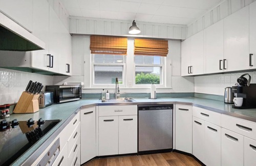 Summerlee House | Cozy Mid-Century Home/Hot Tub Game Room Sleeps 14