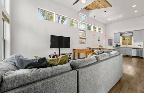 Old Southwest House | Cozy Midtown Cabin Walk To Downtown Pet Friendly