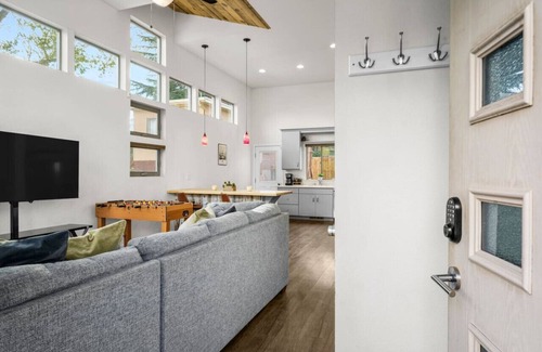 Old Southwest House | Cozy Midtown Cabin Walk To Downtown Pet Friendly