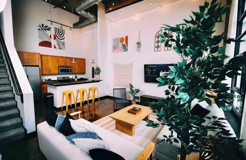 Arcadia Apartment | Cozy mill loft w/2 king beds, gym & pool