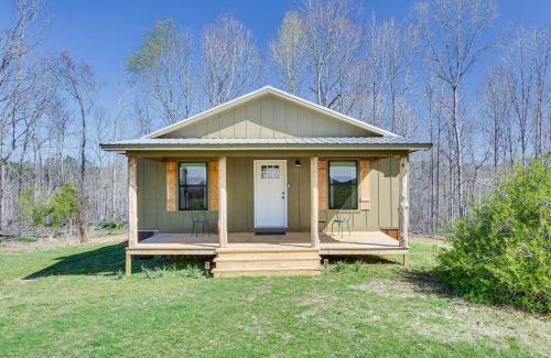 New Site House | Cozy Mississippi Cabin with Covered Porch and Grill!