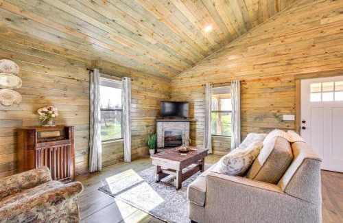 New Site House | Cozy Mississippi Cabin with Covered Porch and Grill!