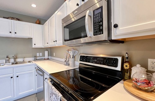 Shakopee House | Cozy modern 2-bedroom townhome with king suite in Shakopee