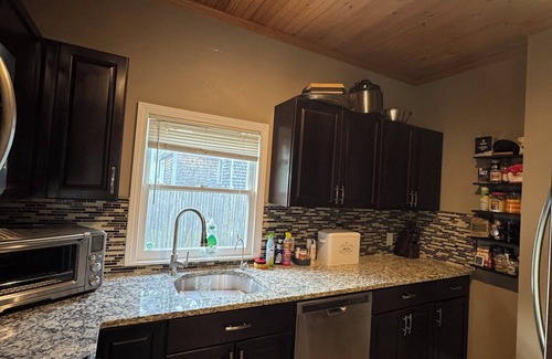 Kingston House | Cozy Modern 2BR Near Grays Beach