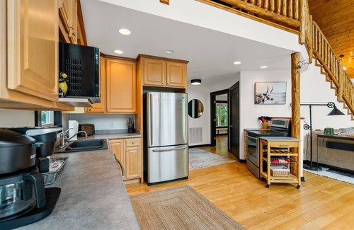 Fairview House | Cozy, modern cabin w/Firepit near Asheville + Pet-Friendly