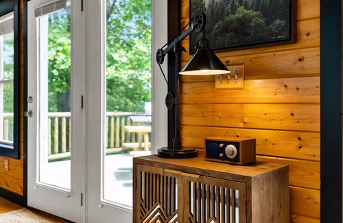 Fairview House | Cozy, modern cabin w/Firepit near Asheville + Pet-Friendly