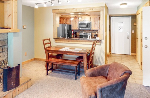 Copper Mountain Village Condo | Cozy, Modern Condo Near Skiing with Enclosed, Private Balcony and Shared Hot Tub