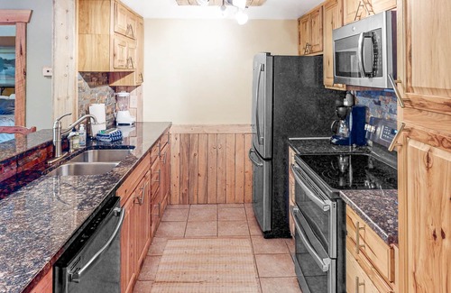 Copper Mountain Village Condo | Cozy, Modern Condo Near Skiing with Enclosed, Private Balcony and Shared Hot Tub