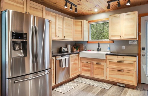 Brock Cabin | Cozy modern Cottage on the Talbot River in beautiful park like setting