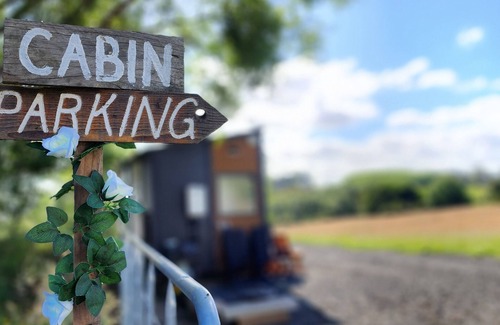 Waitoki Cabin | Cozy modern farm Cabin. Enjoy the relaxing rural vibe just 40 minutes from CBD