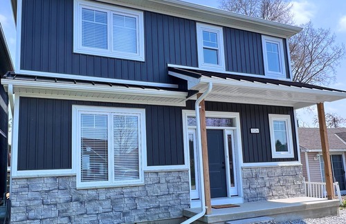 Sarnia House | Cozy Modern Retreat Home 30sec Walk to the Beach w/Hot Tub