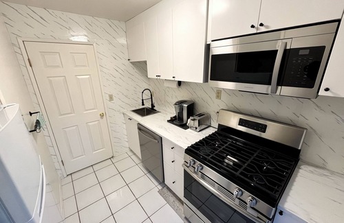East Whittier House | Cozy Modern Suite With Pool near Disney-Knotts-Universal Studios And More
