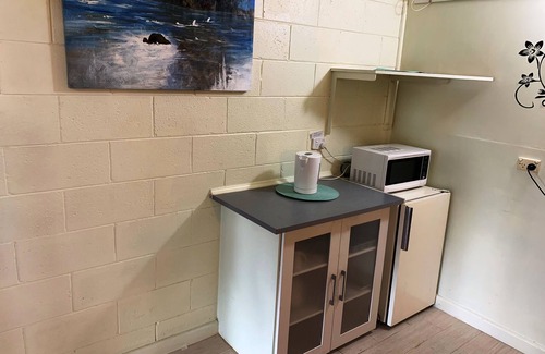 Strathmerton Hostel | Cozy Motel Room near Murray