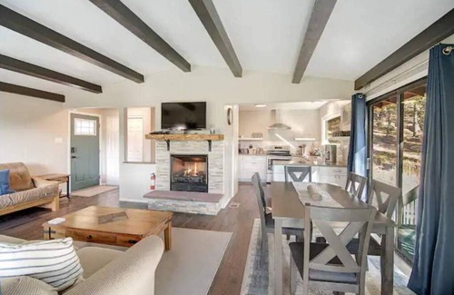 Lyons House | Cozy Mountain Getaway in Lyons, Colorado