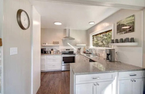 Lyons House | Cozy Mountain Getaway in Lyons, Colorado