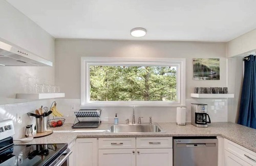 Lyons House | Cozy Mountain Getaway in Lyons, Colorado