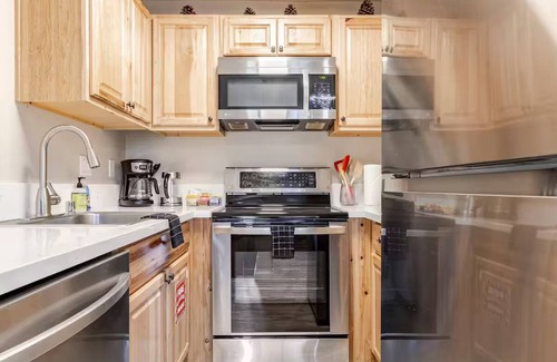 Tahoe Village Condo | Cozy Mountain Getaway in enchanting Lake Tahoe