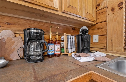 Wears Valley Cabin | Cozy Mountain Retreat 5 Min from Smokies Entrance.
