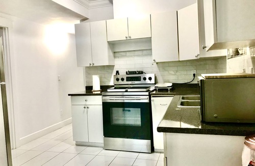 Delta House | Cozy n beautiful 2 bedroom suite -10 min from the beach!