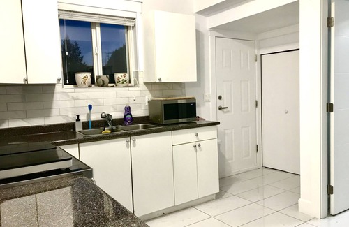 Delta House | Cozy n beautiful 2 bedroom suite -10 min from the beach!