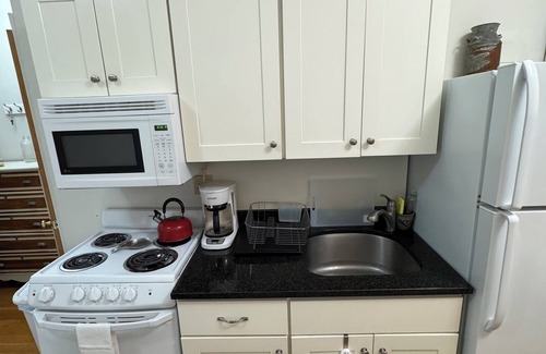 Northampton Condo | Cozy nest of a condo tiny home in Downtown Northampton- walk to Smith College!
