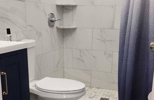 Selden Apartment | Cozy new one bedroom apartment - free parking