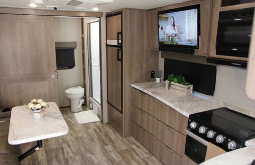 Palmdale House | Cozy new trailer situated near restaurants and stores .
