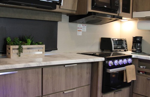 Palmdale House | Cozy new trailer situated near restaurants and stores .
