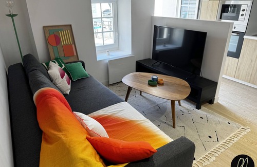 Centre Ville Apartment | Cozy Niort Arboretum Duplex with terrace
