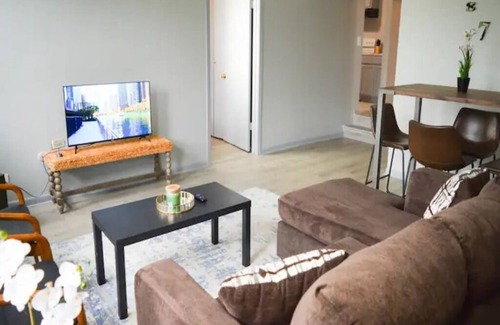 West Ridge Apartment | Cozy North Side Chicago Studio APT for Exploring